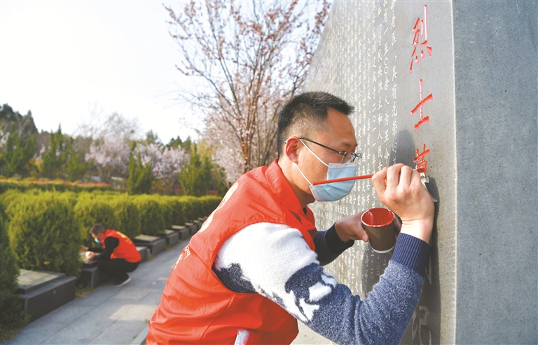 清明节前，志愿者在江苏省连云港市东海县安峰山烈士陵园，为英烈墙描红。 (图片来源：视觉中国)