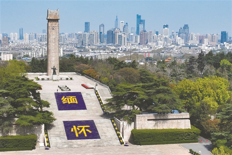 清明节将至，南京雨花台烈士陵园内的烈士纪念碑前布置了由鲜花组成的“缅怀”字样花坛，缅怀革命先烈。 泱波 摄