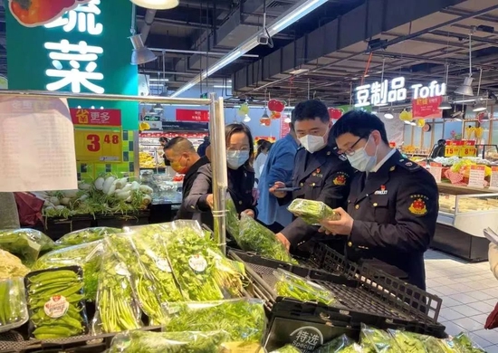  上海市场监管调查疫情防控期间价格问题，图据上海发布