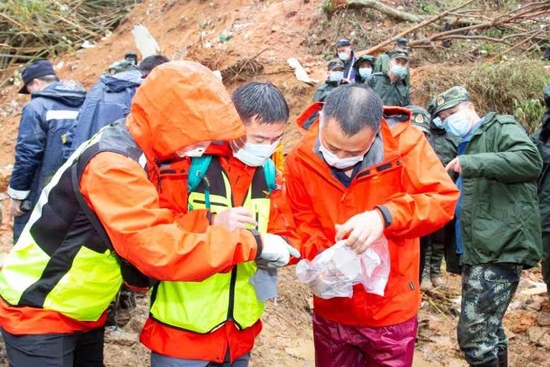 在广西梧州藤县东航MU5735航班坠机事故现场核心区，民航专家现场检测确认黑匣子。新华社郑炳镇摄