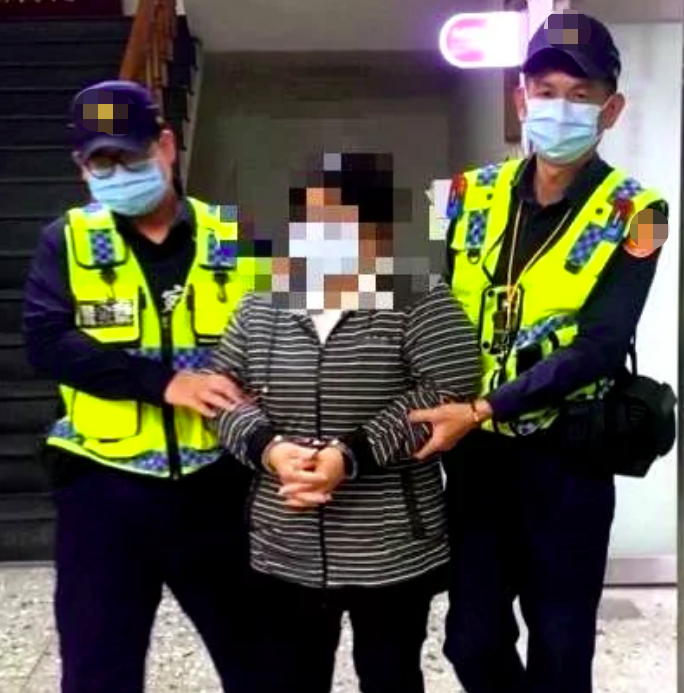 台南警方抓获潘姓女性犯罪嫌疑人（中）。图自联合新闻网