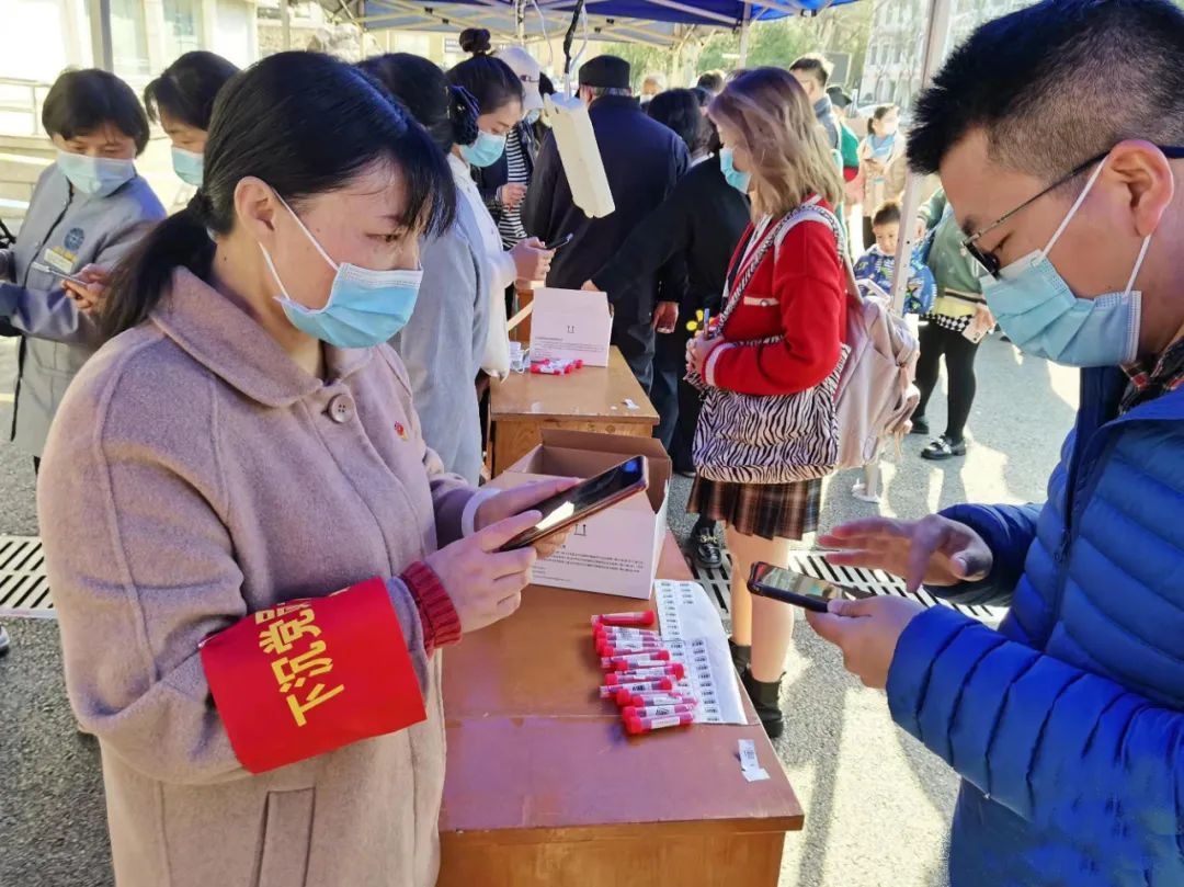 王凤林在核酸检测现场