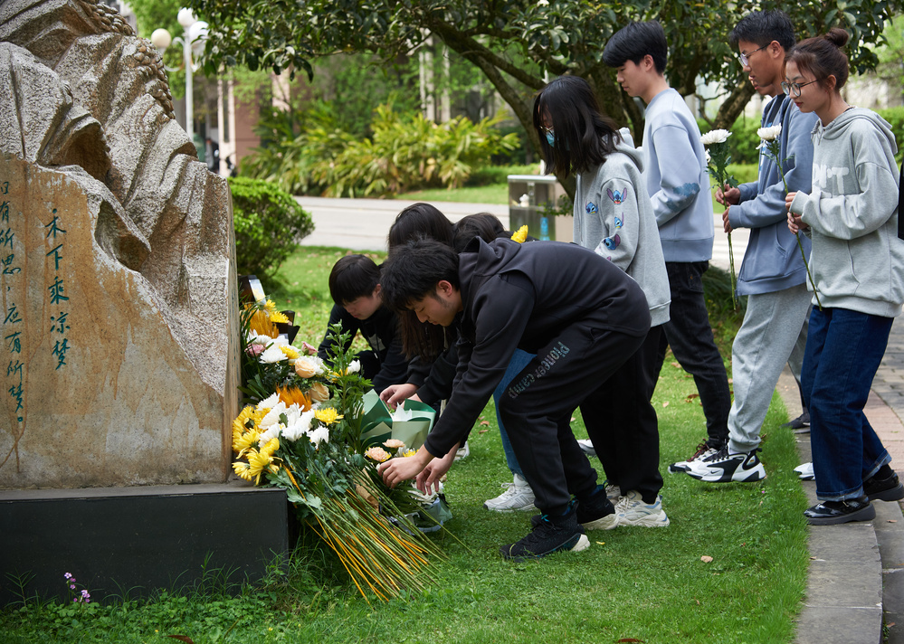 　　学生自发来到雕像前悼念。图：西南大学