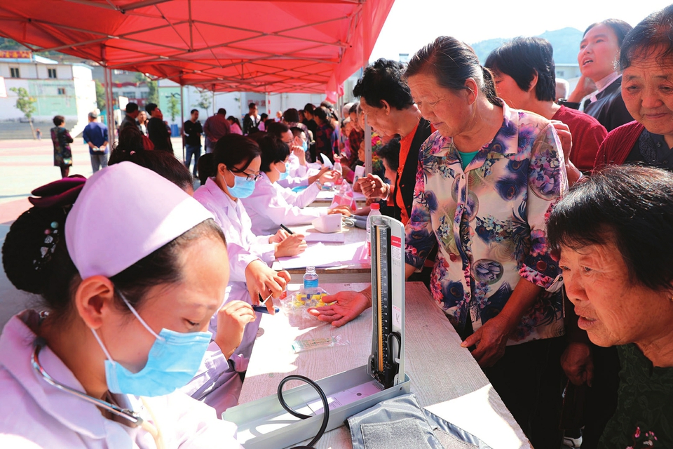 优质医疗服务下沉基层。图为临汾市人民医院专家团队为永和县群众义诊。临汾市人民医院供图