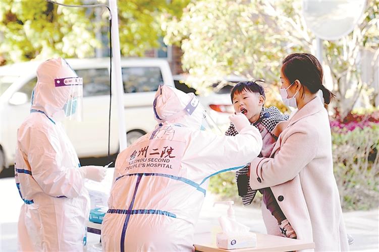 　　图为浙江援沪医疗队队员在上海市松江区祥欣居民区，为居民进行核酸检测采样。 新华社记者 张建松 摄