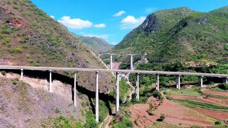 建设中的大瑞铁路上坝特大桥 石勇 摄