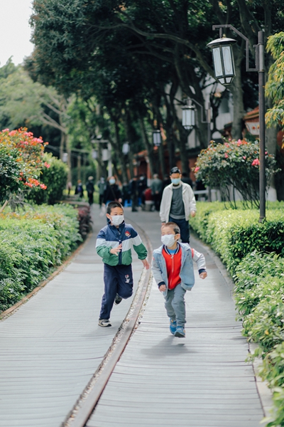 春光明媚，游人在铁路文化公园玩耍。 （杨怡曼 摄）