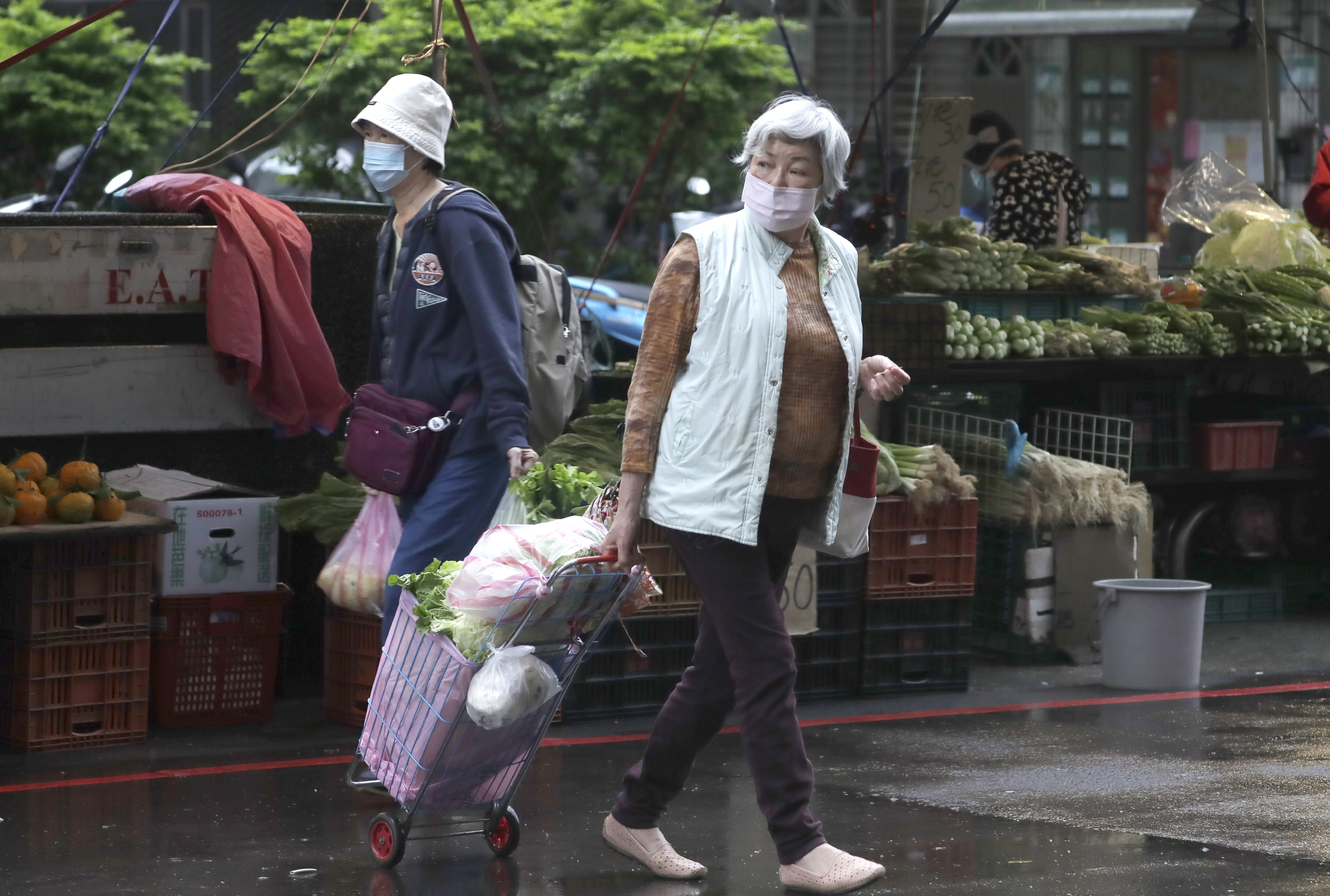 台湾市民采购物资  图源：人民视觉（下同）