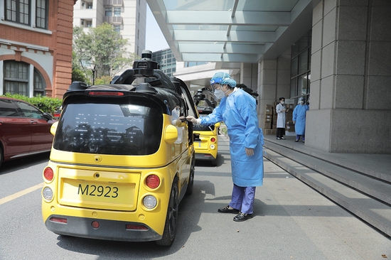 4月7日，瑞金医院医护人员操作自动配送车 瑞金医院 图