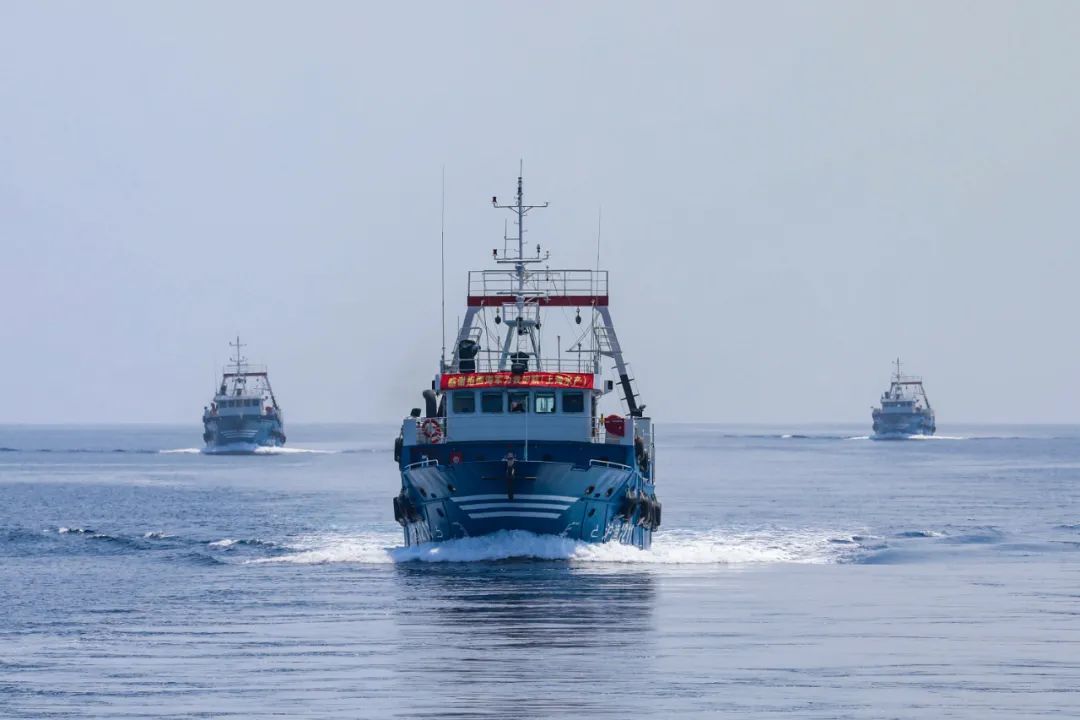 海军第40批护航编队岳阳舰为中国籍渔船护航，图为被护船舶（宋康飞 摄）