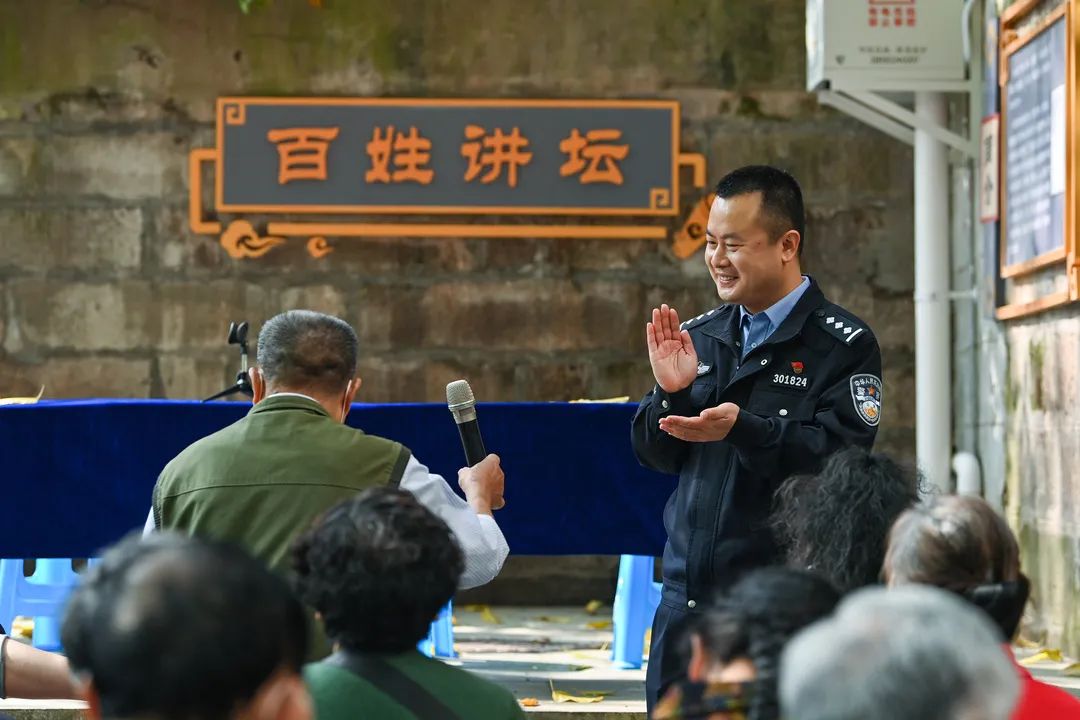 两路口街道桂花园新村“百姓讲坛”现场。两路口街道供图