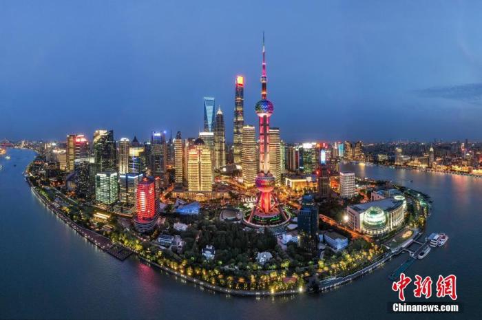 图为2020年，航拍上海浦东陆家嘴夜景。(无人机照片) 中新社记者 张亨伟 摄