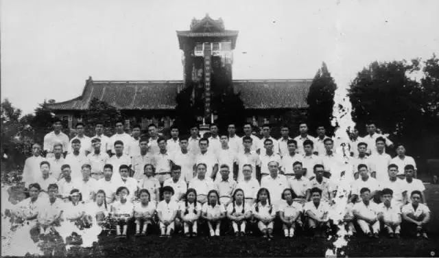 1956年南京大学数学天文系数学专业毕业师生合影