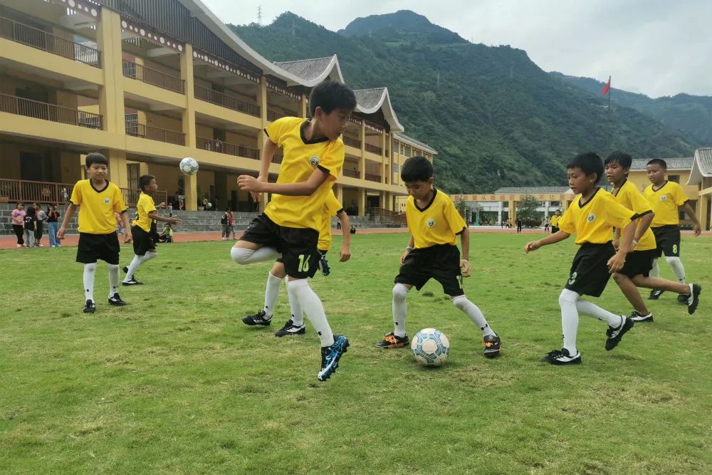 云南省怒江傈僳族自治州泸水市大兴地镇格力小学学生在球场上踢球。格力小学供图