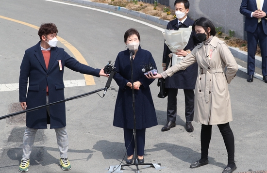 当地时间2022年3月24日，韩国大邱达城郡，韩国前总统朴槿惠出院后回到位于故乡大邱的住宅。图/IC photo