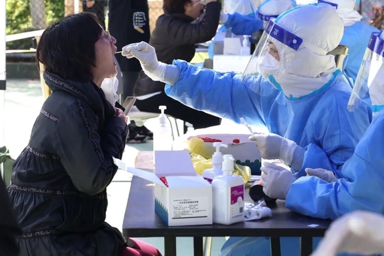 ▲4月6日，医务人员在上海市普陀区长风新村街道为居民进行核酸检测采样。（新华社记者 陈飞 摄）