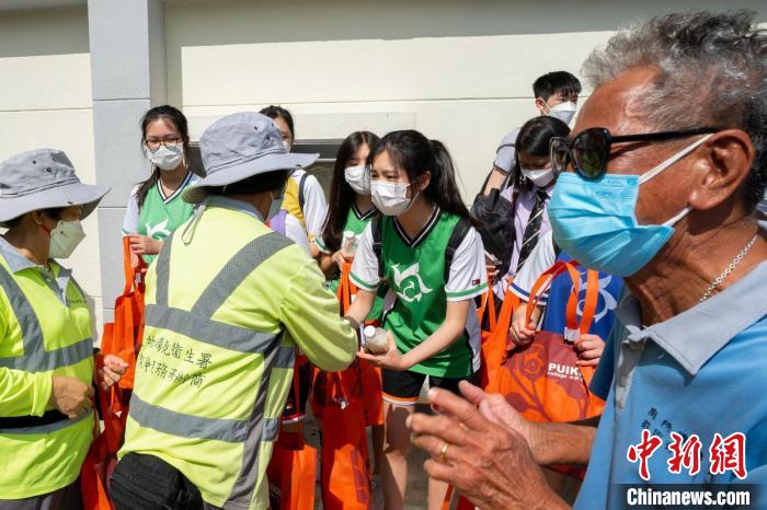 培侨书院学生探访基层清洁员工。　粤港澳大湾区青年交流协会供图