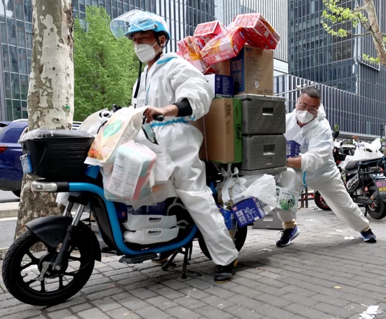 近日，为解决上海生活物资配送“最后一公里”问题，多家保供企业派队援沪。新华社记者 陈建力 摄