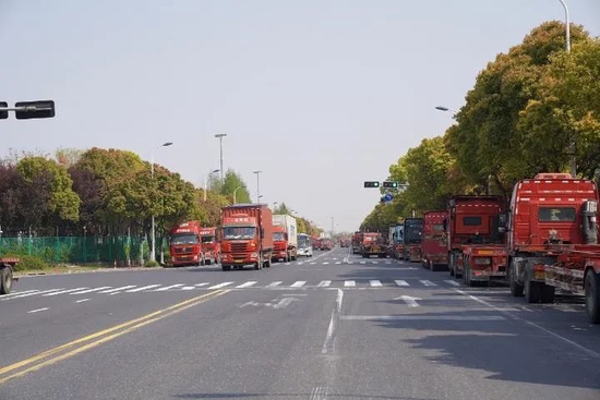 上海外高桥港建路道路上停留的集卡车辆。新华社记者 王辰阳 摄（4月7日摄）