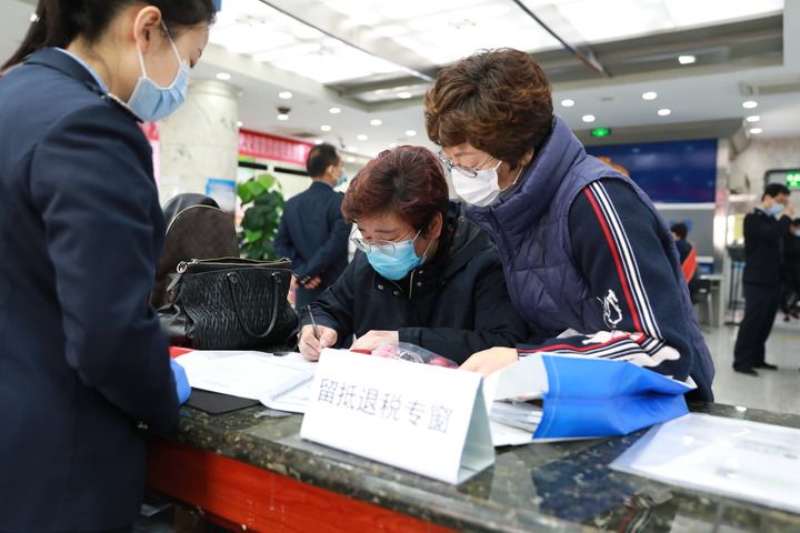 4月1日，天津市和平区税务局工作人员指导纳税人进行小微企业增值税留抵退税操作。新华社发