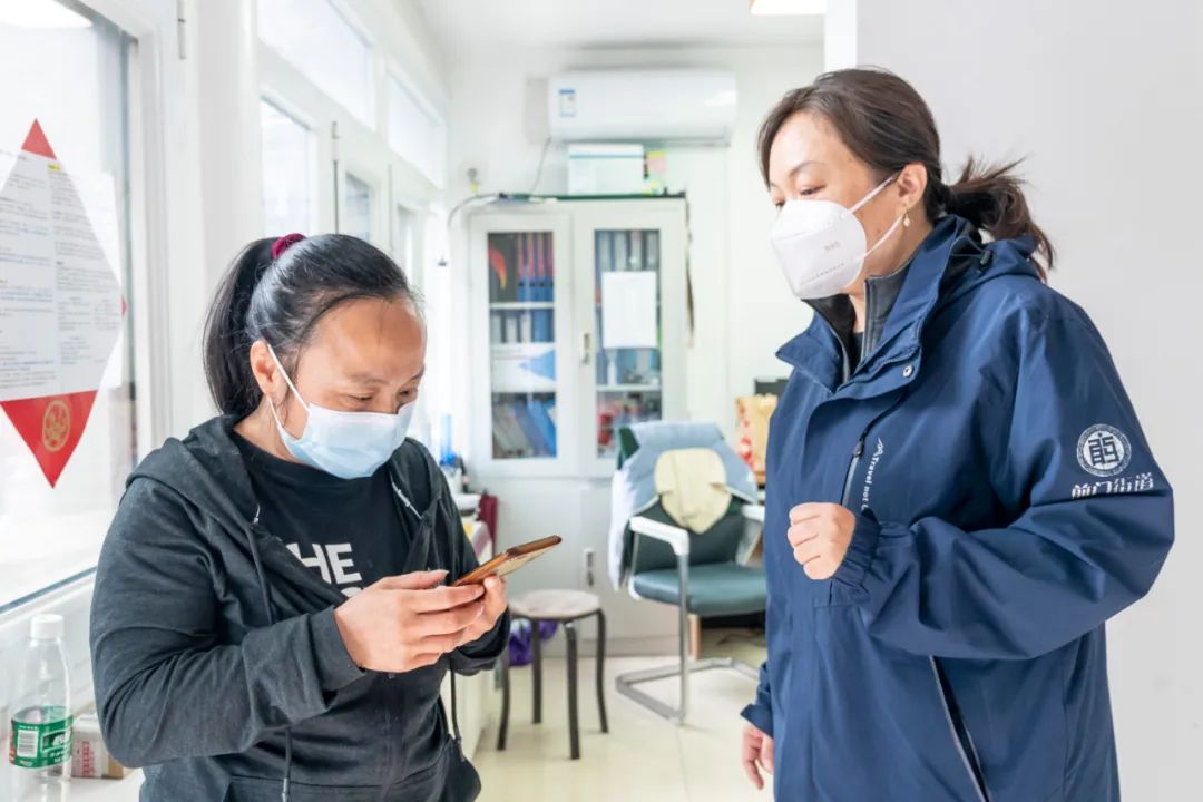 前门街道草厂社区居委会为居民解决健康宝异常问题