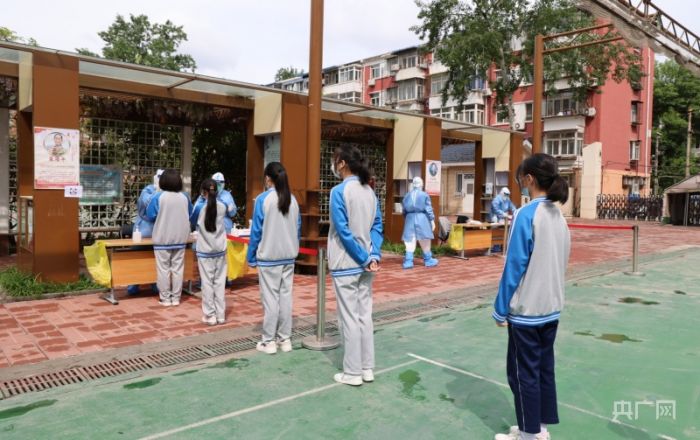 　　丰台八中核酸检测现场,在校同学排队有序进行检测(央广网发 龚禧 摄) 