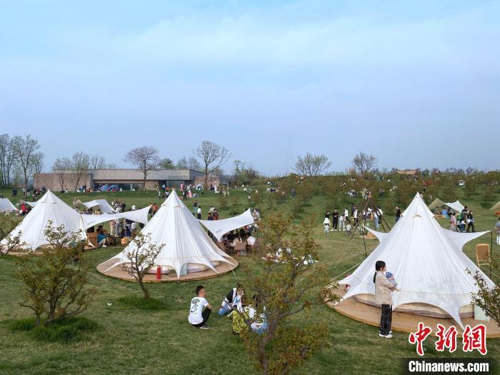 资料图：西安市周边的一处露营地。 张一辰 摄