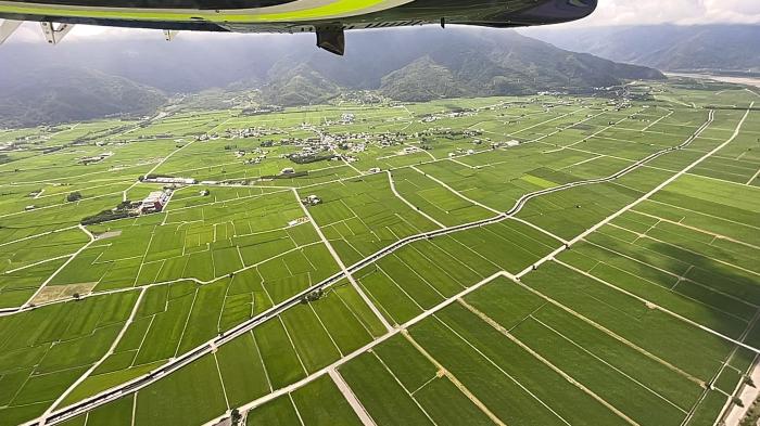 安捷航空推出台东空中游览行程，可从空中鸟瞰当地田园美景。 图片来源：台湾“中央社” 记者吴家昇 摄