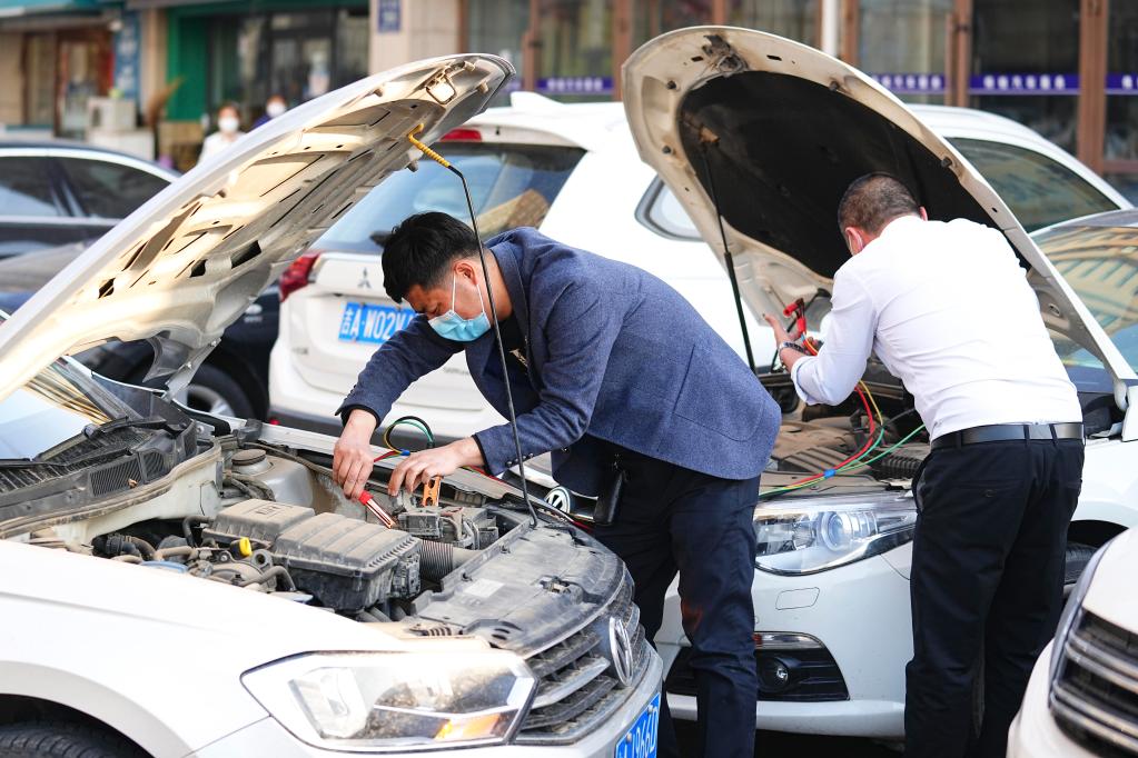 　　4月28日，长春市民为汽车“对火”通电。新华社记者 许畅 摄