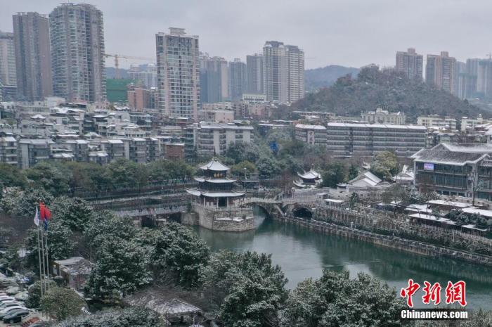 资料图：航拍雪后贵阳景色。 瞿宏伦 摄