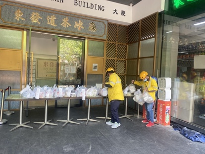 东发道茶冰厅人民广场店外卖采取无接触配送。 受访者 供图