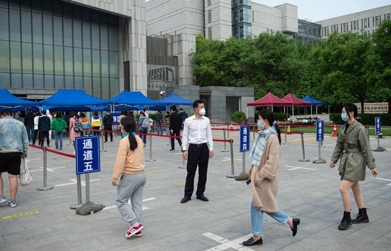 4月29日，在北京市朝阳区奥运村街道中科院采样点，市民保持安全距离排队等待核酸采样。当日，北京市朝阳区开展第三次扩大范围核酸检测。新华社记者 陈钟昊 摄