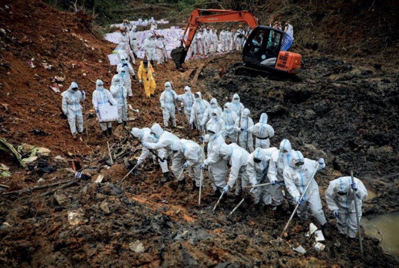 3月26日，在广西梧州藤县救援现场，武警广西总队派出近200名官兵分批次、分区域，开展搜救搜索任务。图/中新