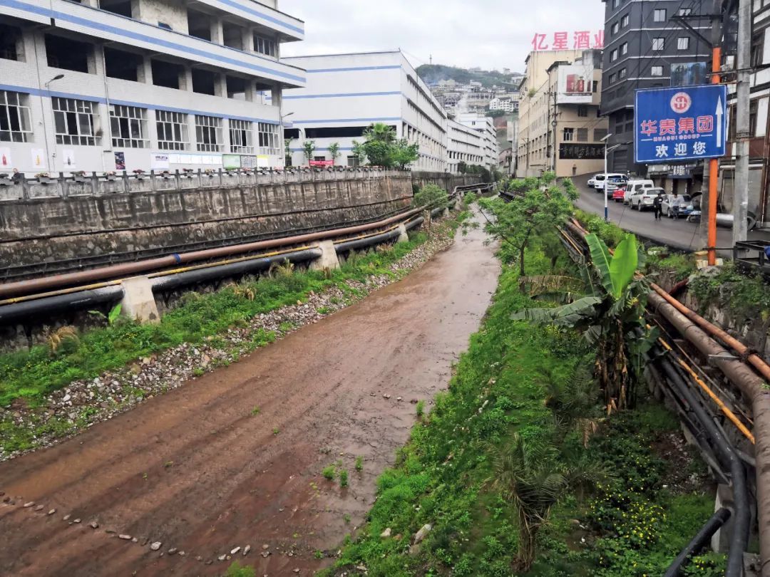 仁怀市赤水河支流石坝河曾因水质超标被通报。摄影/本刊记者 周群峰