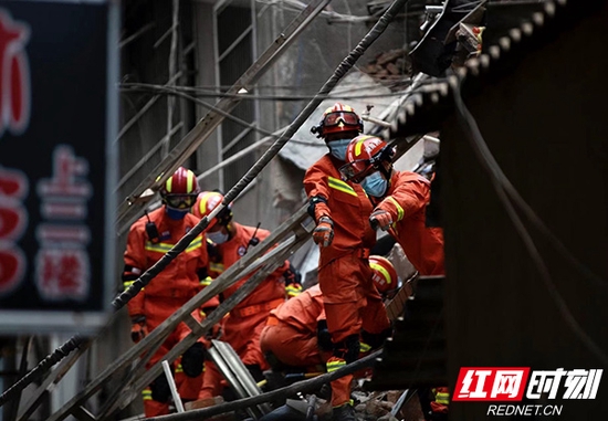 倒塌建筑两侧相邻建筑受到严重破坏，随时可能倒塌，给消防救援人员和被埋压群众带来极大隐患。（图为救援现场）