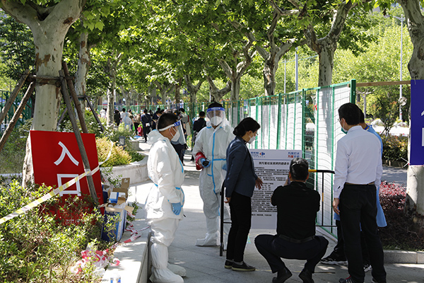 5月4日，上海市普陀区万里街道，居民排队进入家乐福超市采购。本文图均为 澎湃新闻记者 巩汉语 图