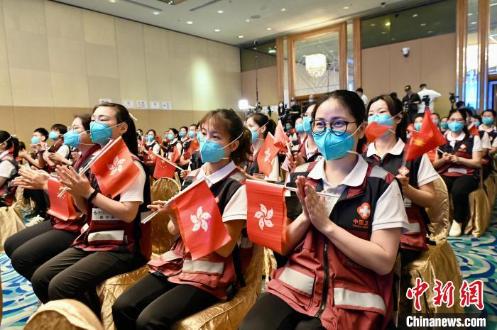 香港特区政府举办“感谢内地援港医疗队支持香港抗疫工作”仪式，感谢内地援港医疗队。　李志华 摄