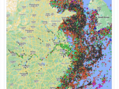 左：在MarineTraffic软件上显示的中国港口附近全部船舶类型的分布；右：仅显示中国港口附近的货轮和油轮分布（包含内陆水运）。截图时间：2022年5月6日16时05分