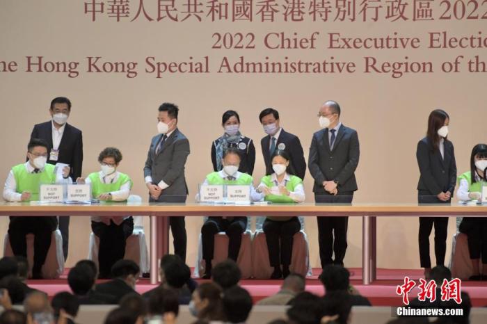 在香港特区选举管理委员会、选委、候选人及其代理人、媒体及公众的监督下，选举及点票工作紧张而有序进行。 李志华 摄