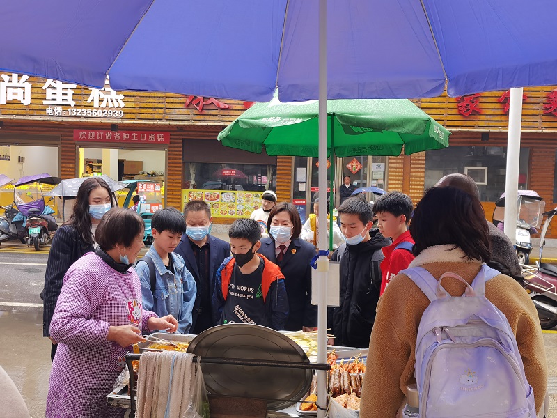 人大代表实地查看城区几所学校周边食品安全情况