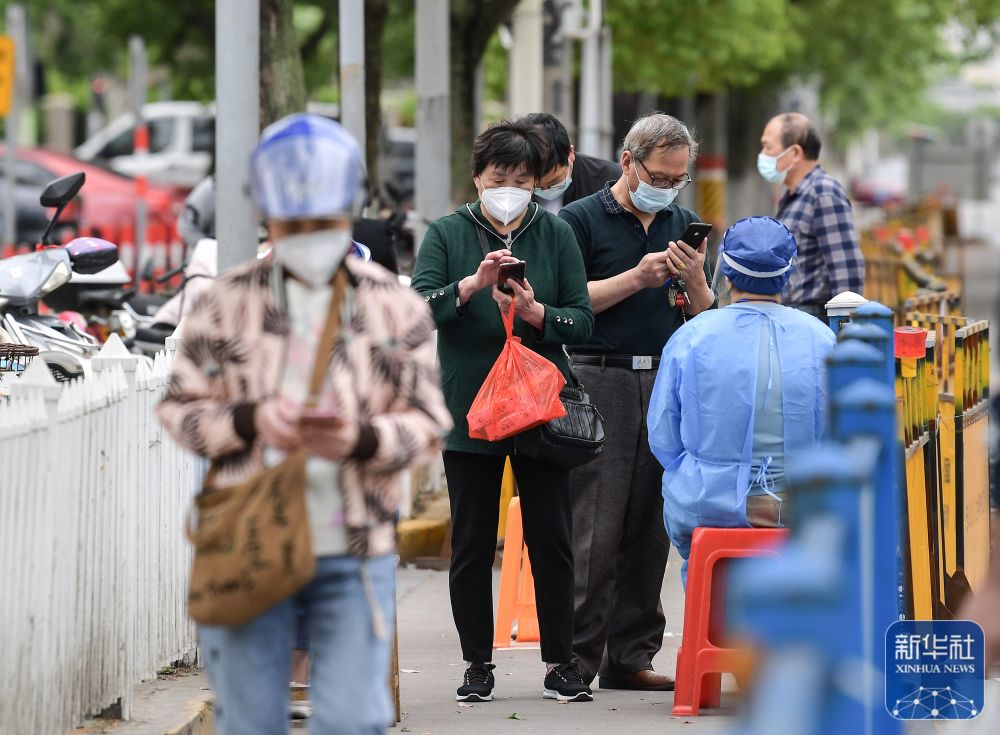 一位顾客在上海市嘉定区一家超市选购水产（5月9日摄）。