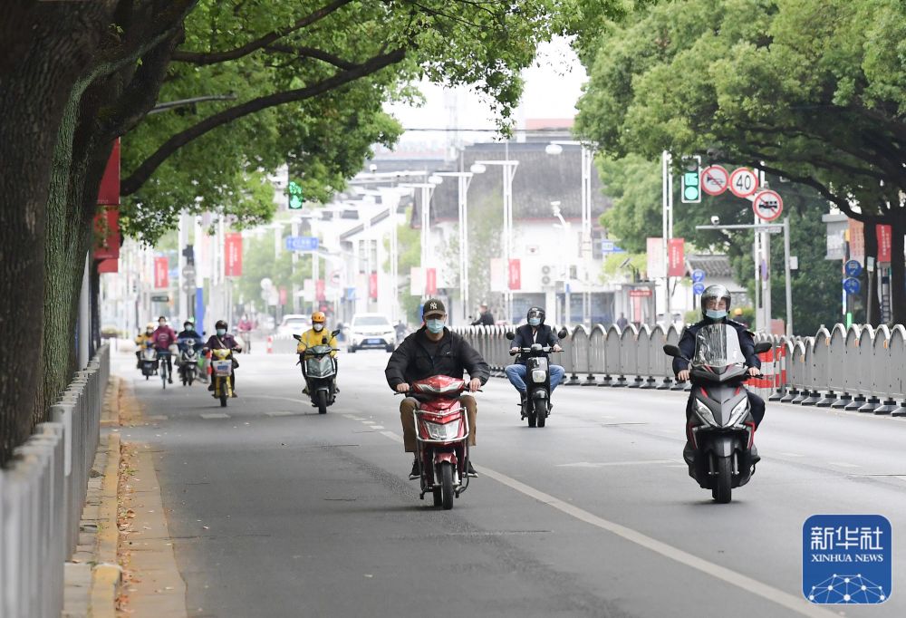 在上海市松江区一家超市外，一名顾客满载而归（5月10日摄）。