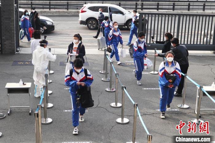 资料图：5月5日，吉林市高三年级正式复课，备战即将到来的高考。苍雁 摄