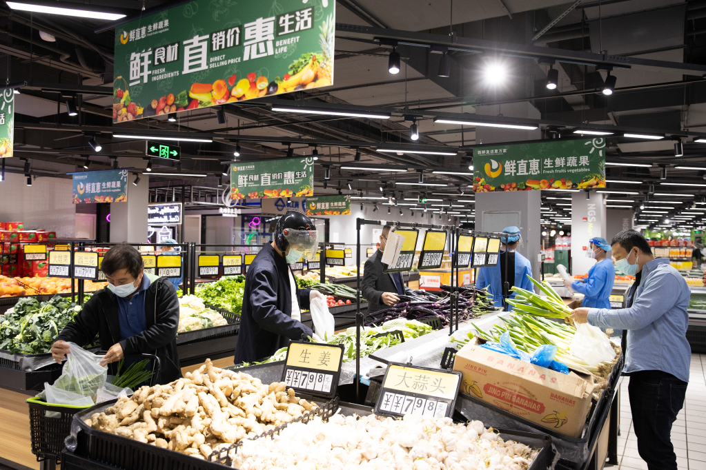 　　5月16日，在上海市徐汇区一家超市门店，市民在选购商品。 新华社记者 金立旺 摄