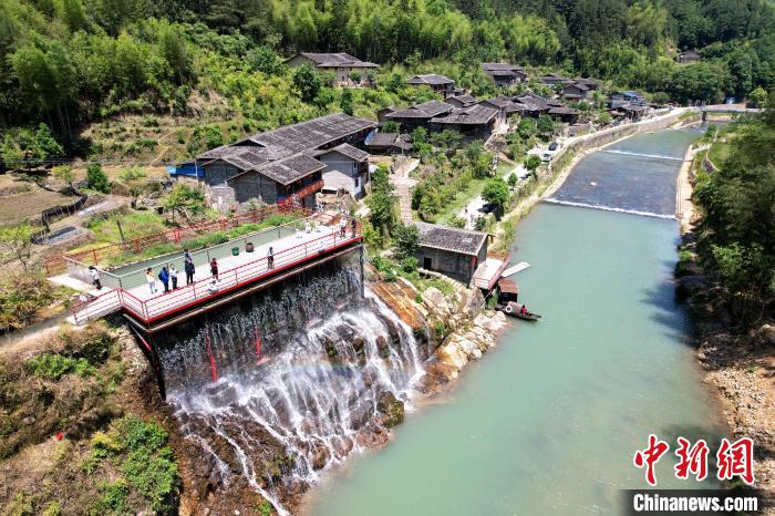 俯瞰闽侯县廷坪乡仅存的一处畲族特色古村落，村居依山而建，临水而设，古朴精致。　王东明　摄