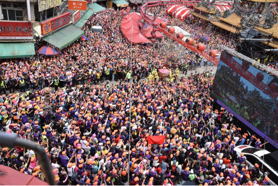 22日上午，云林北港朝天宫庙前广场及马路被挤爆。图自中时新闻网