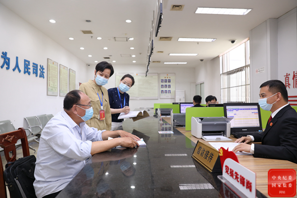 江苏省泰兴市纪检监察干部在该市法院诉讼服务中心督查群众信访事项办理情况，督促职能部门及时回应群众关切。 戴磊 摄