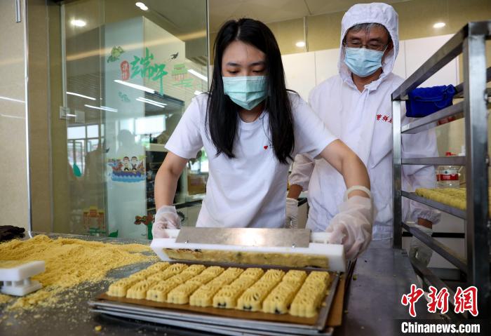 学生学习制作绿豆糕 张畅 摄