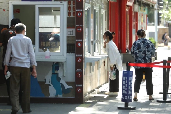 5月26日，市民在北京市朝阳区一核酸检测点采样。中新社记者 蒋启明 摄