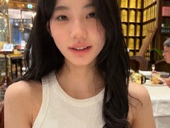 组图：小s二女儿许韶恩晒美照 长卷发对镜wink一脸明星相